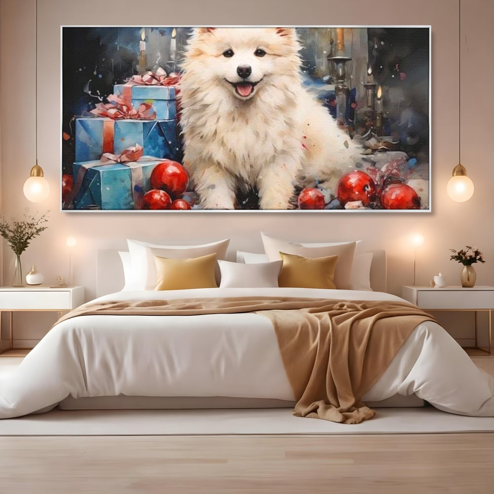 Tablou canvas cu tablou canvas cu catel samoyed, in rama de aluminiu argintiu, pe perete intr-un dormitor